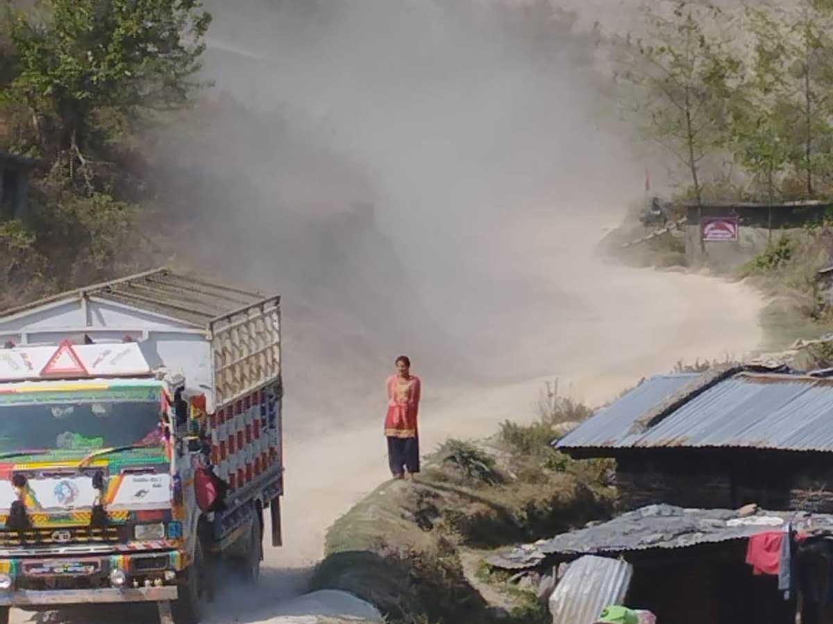 बैतडीमा धुलाम्य सडकले सास्ती 